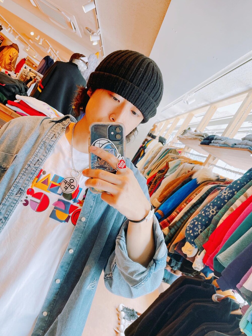 ホワイト系のTシャツ/カットソー、ブラック系のデニムパンツ、イエロー系のスニーカーを着用したメンズの冬コーディネートの2枚目の写真