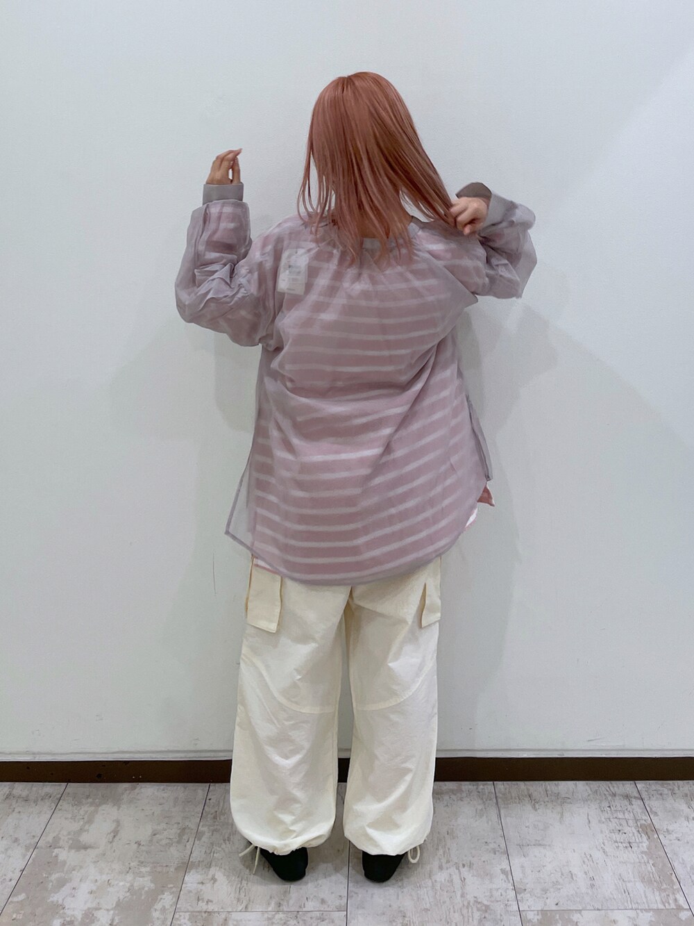 ベージュ系のシャツ/ブラウス、ピンク系のTシャツ/カットソー、ホワイト系のカーゴパンツを着用したレディースの春コーディネートの3枚目の写真