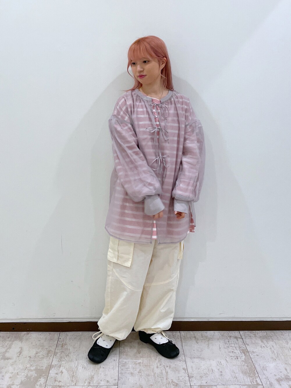 ベージュ系のシャツ/ブラウス、ピンク系のTシャツ/カットソー、ホワイト系のカーゴパンツを着用したレディースの春コーディネートの2枚目の写真