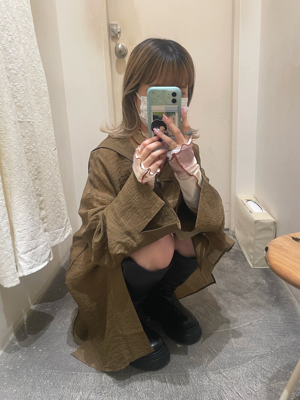 ブラウン系のシャツ/ブラウス、イエロー系のその他トップス、ブラック系のブーツを着用したレディースの秋コーディネートの3枚目の写真
