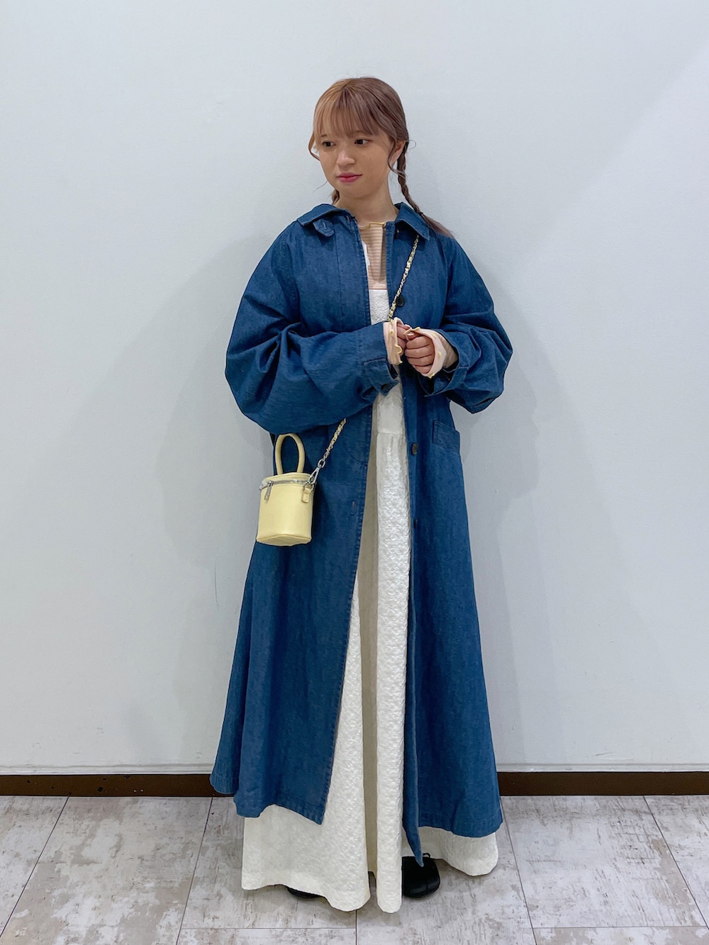 ピンク系のTシャツ/カットソー、ホワイト系のワンピース、ブルー系のステンカラーコートを着用したレディースの春コーディネートの2枚目の写真