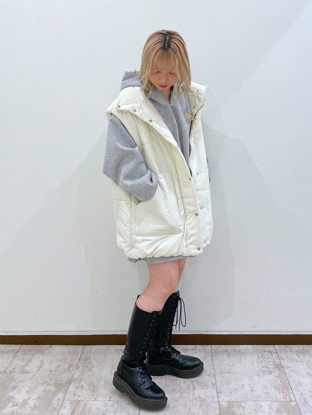 グレー系のワンピース、ブラック系のその他パンツを着用したレディースの冬コーディネートの4枚目の写真