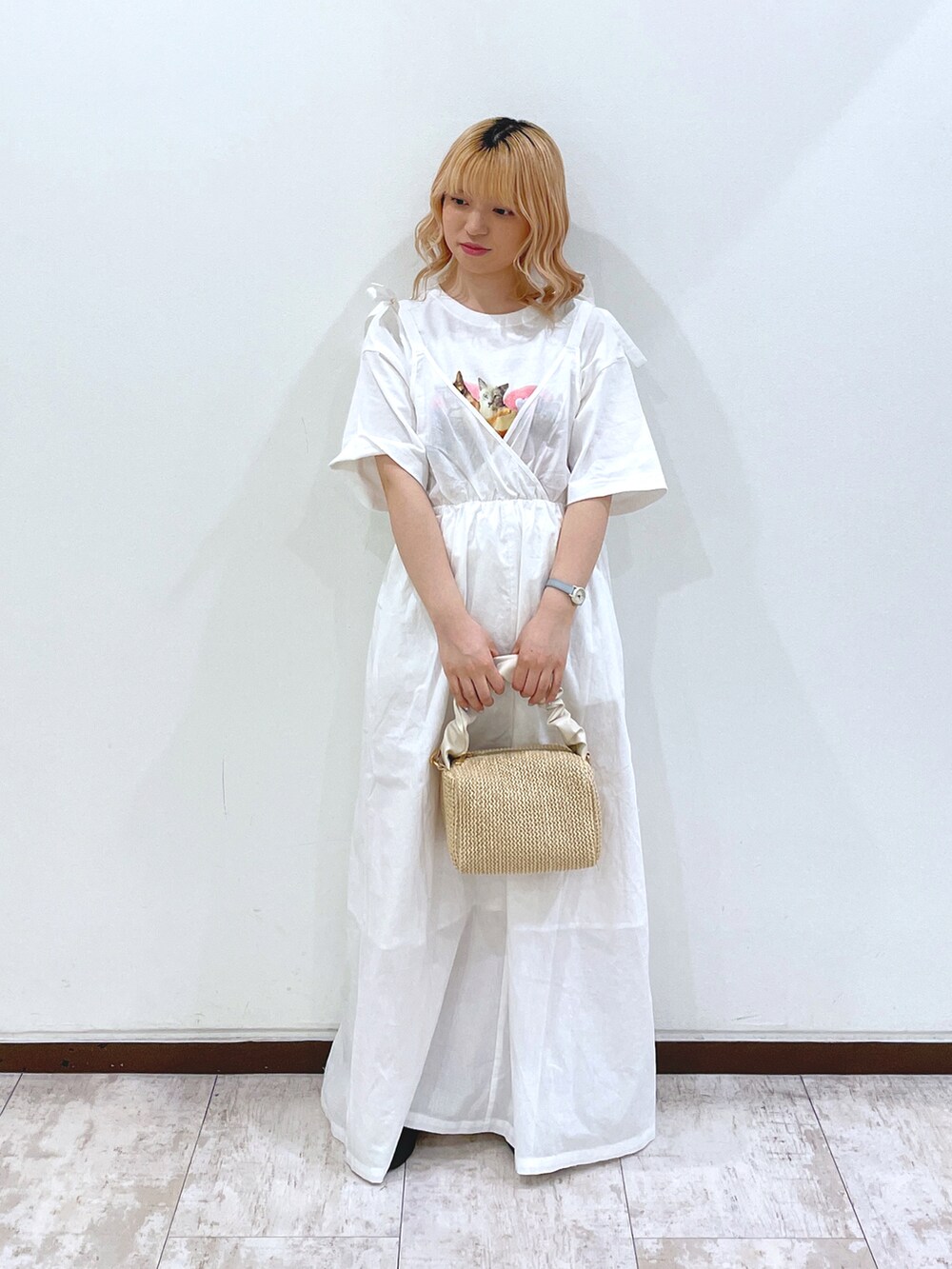 ホワイト系のTシャツ/カットソー、ホワイト系のワンピース、ホワイト系のハンドバッグを着用したレディースの春コーディネートの2枚目の写真