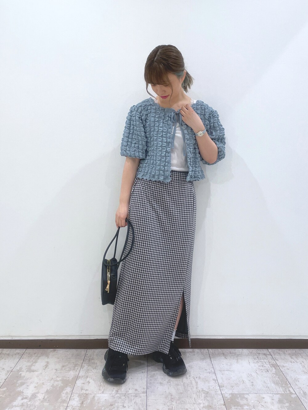 ブルー系のシャツ/ブラウス、ブラック系のスカート、ブラック系のショルダーバッグを着用したレディースの夏コーディネートの3枚目の写真