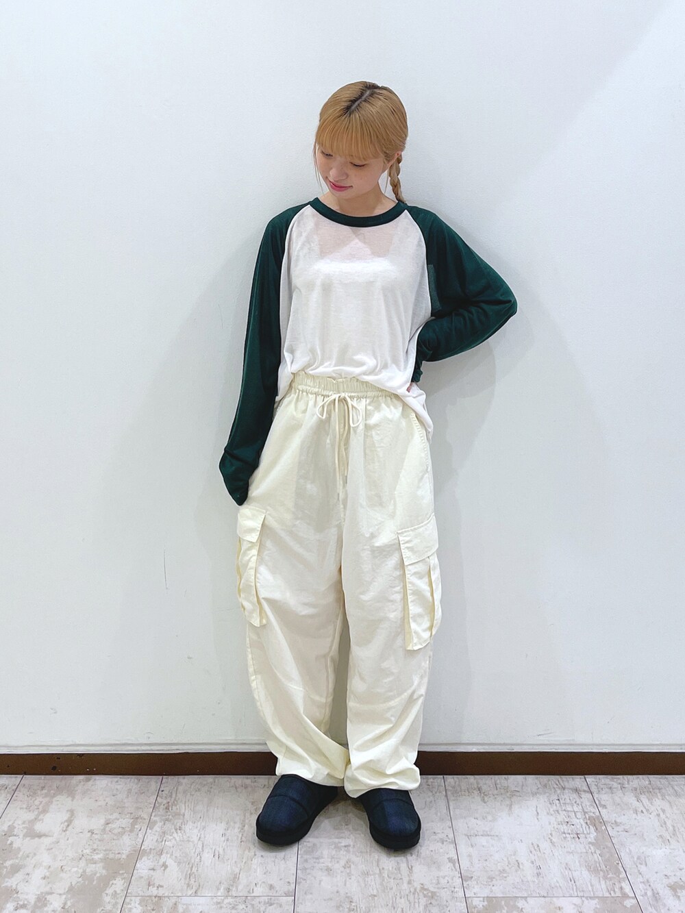 ホワイト系のTシャツ/カットソー、ホワイト系のカーゴパンツ、その他のサンダルを着用したレディースの夏コーディネートの2枚目の写真