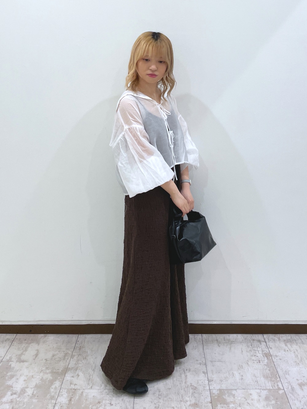 「休日コーデ、シンプルスタイル、ワンピースコーデ、お出かけコーデ、オトナカワイイ、大人ガーリー、大人女子、キレイめコーデ、低身長コーデ、ワンピース、シアーシャツ、リボン、wcloset、マーメイド、低身長」｜「w closetのシアーセーラーカラーブラウス（シャツ/ブラウス、ホワイト系）」を使った、CHIE KURAKAMIさん（レディース・148cm）の春コーディネートの2枚目の写真