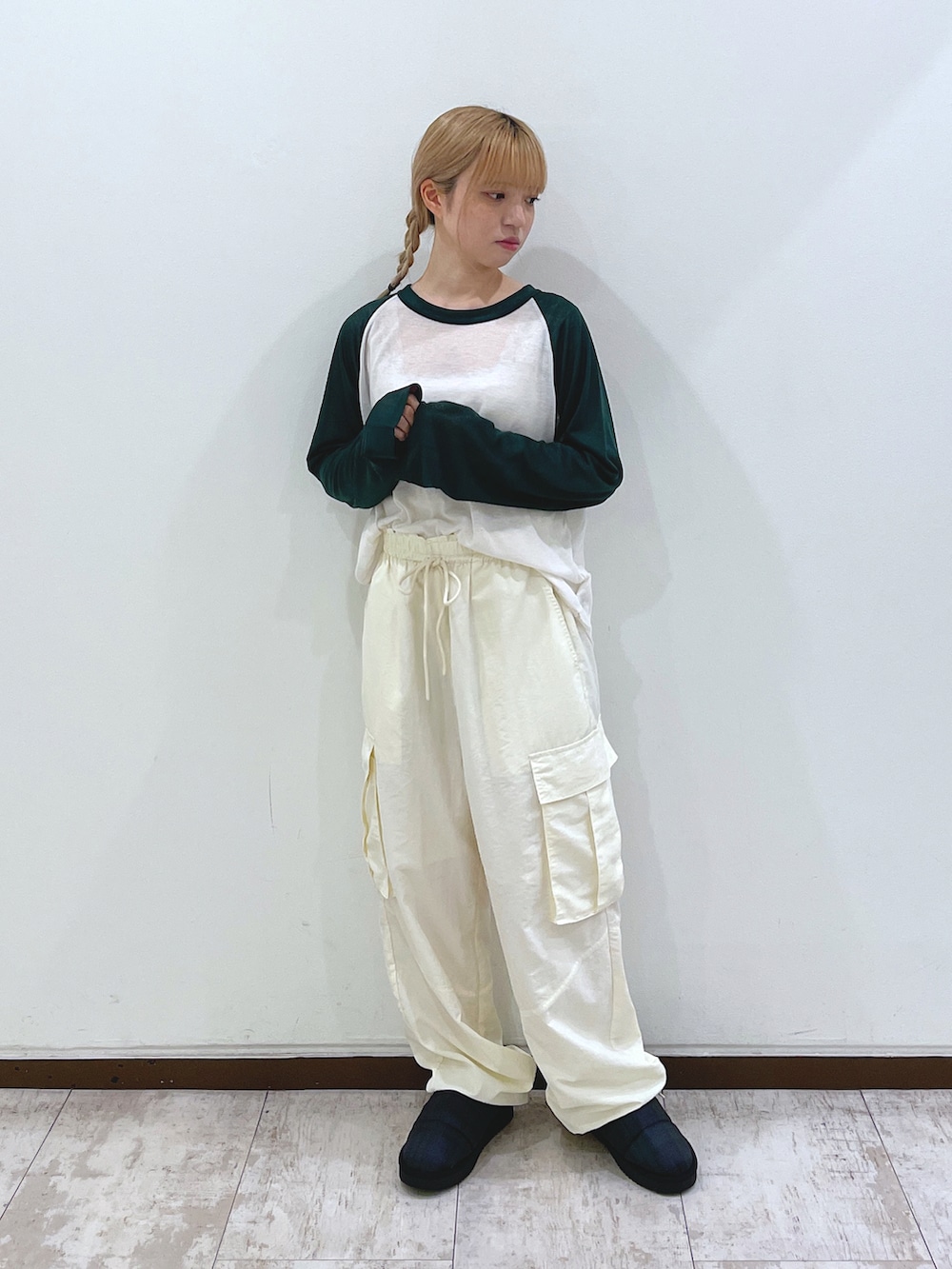 ホワイト系のTシャツ/カットソー、ホワイト系のカーゴパンツ、その他のサンダルを着用したレディースの夏コーディネートの3枚目の写真