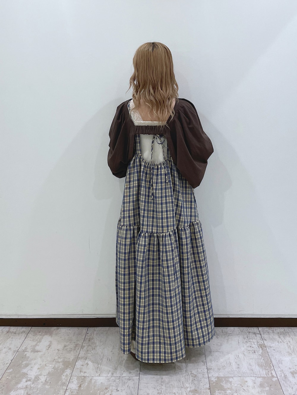 ブラウン系のワンピース、ブラウン系のシューズを着用したレディースの夏コーディネートの2枚目の写真