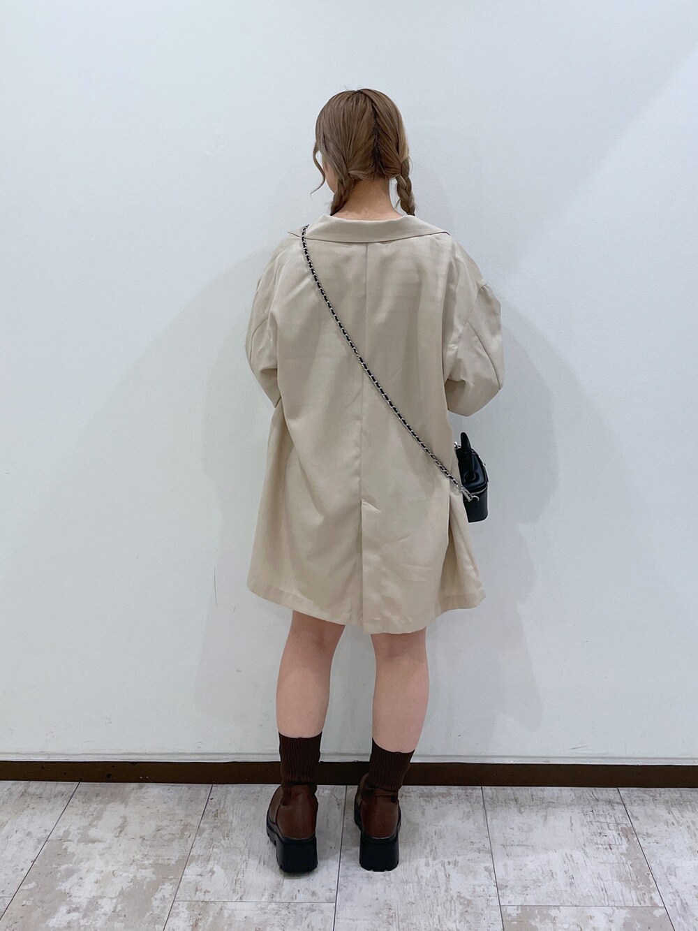ホワイト系のTシャツ/カットソー、ベージュ系のテーラードジャケット、ベージュ系のその他パンツを着用したレディースの春コーディネートの4枚目の写真