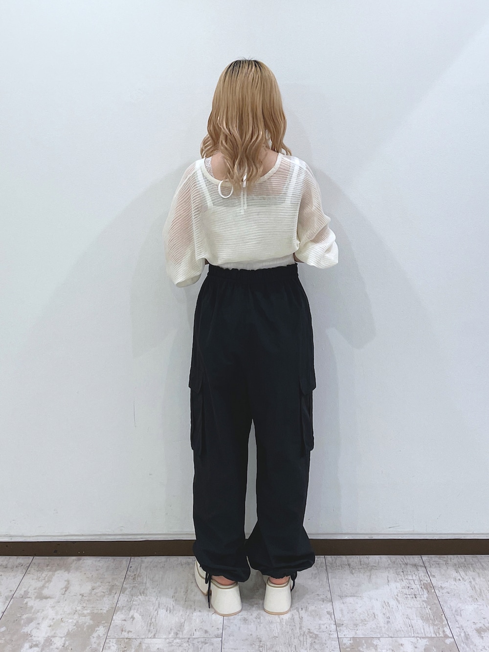 ホワイト系のカーディガン/ボレロ、ブラック系のカーゴパンツ、ホワイト系のサンダルを着用したレディースの夏コーディネートの3枚目の写真
