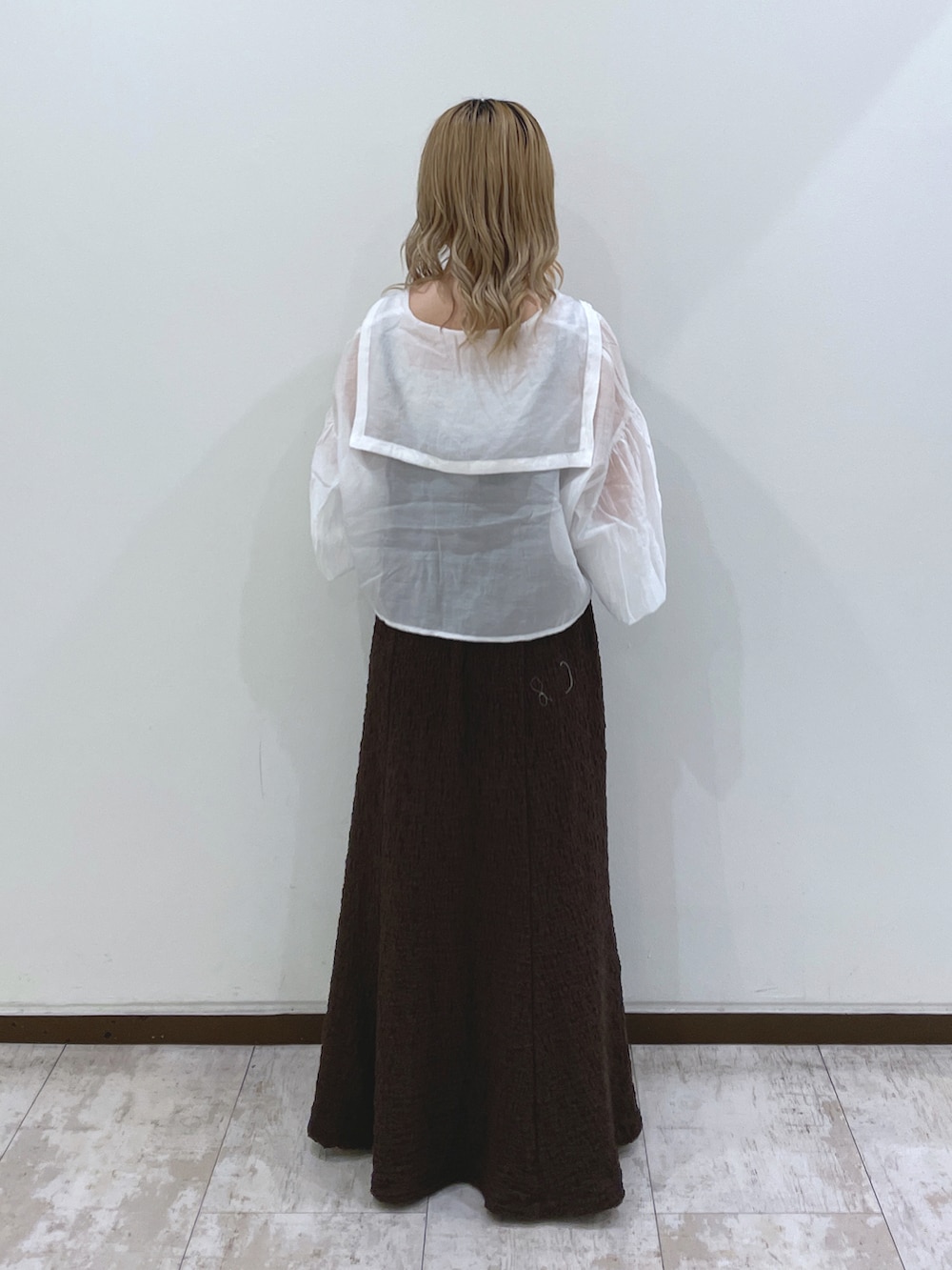 「休日コーデ、シンプルスタイル、ワンピースコーデ、お出かけコーデ、オトナカワイイ、大人ガーリー、大人女子、キレイめコーデ、低身長コーデ、ワンピース、シアーシャツ、リボン、wcloset、マーメイド、低身長」｜「w closetのシアーセーラーカラーブラウス（シャツ/ブラウス、ホワイト系）」を使った、CHIE KURAKAMIさん（レディース・148cm）の春コーディネートの3枚目の写真