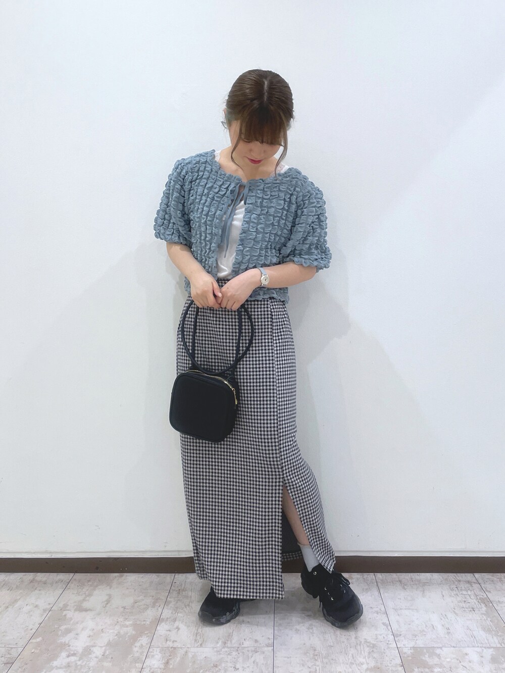 ブルー系のシャツ/ブラウス、ブラック系のスカート、ブラック系のショルダーバッグを着用したレディースの夏コーディネートの2枚目の写真