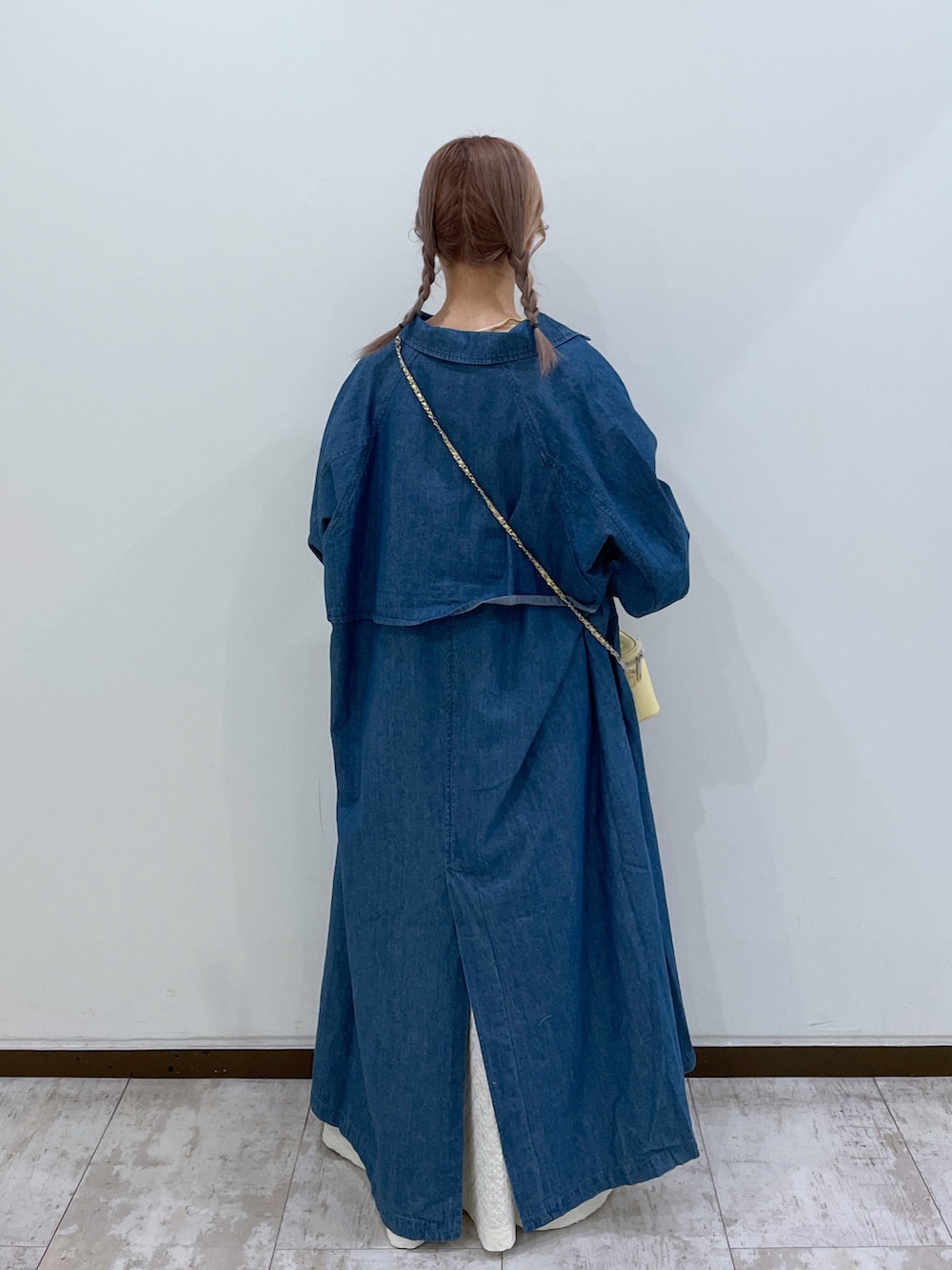 ピンク系のTシャツ/カットソー、ホワイト系のワンピース、ブルー系のステンカラーコートを着用したレディースの春コーディネートの3枚目の写真