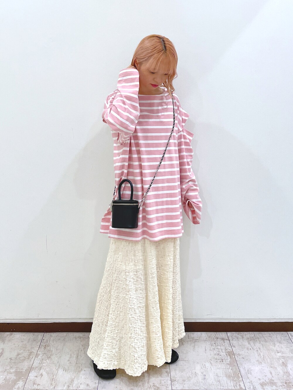 ピンク系のTシャツ/カットソー、ホワイト系のワンピース、ブラック系のバレエシューズを着用したレディースの春コーディネートの2枚目の写真