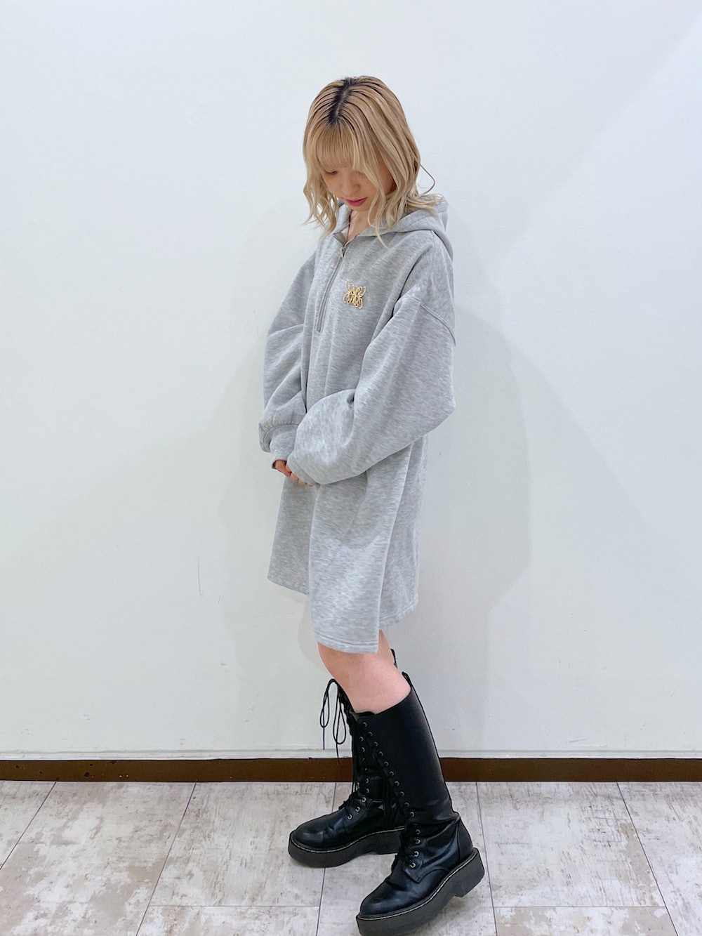 グレー系のワンピース、ブラック系のその他パンツを着用したレディースの冬コーディネートの2枚目の写真