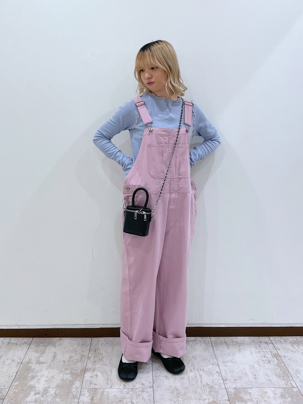 「春コーデ、休日スタイル、オトナカジュアル、春カラー、着回しコーデ、春服、ショルダーバッグ、今日のコーデ、おしゃれさんと繋がりたい、低身長、春、ピンク、サロペット、wcloset、低身長コーデ」｜「w closetのバックオープンメローボーダーTee（Tシャツ/カットソー、ブルー系）」を使った、CHIE KURAKAMIさん（レディース・148cm）の春コーディネートの3枚目の写真