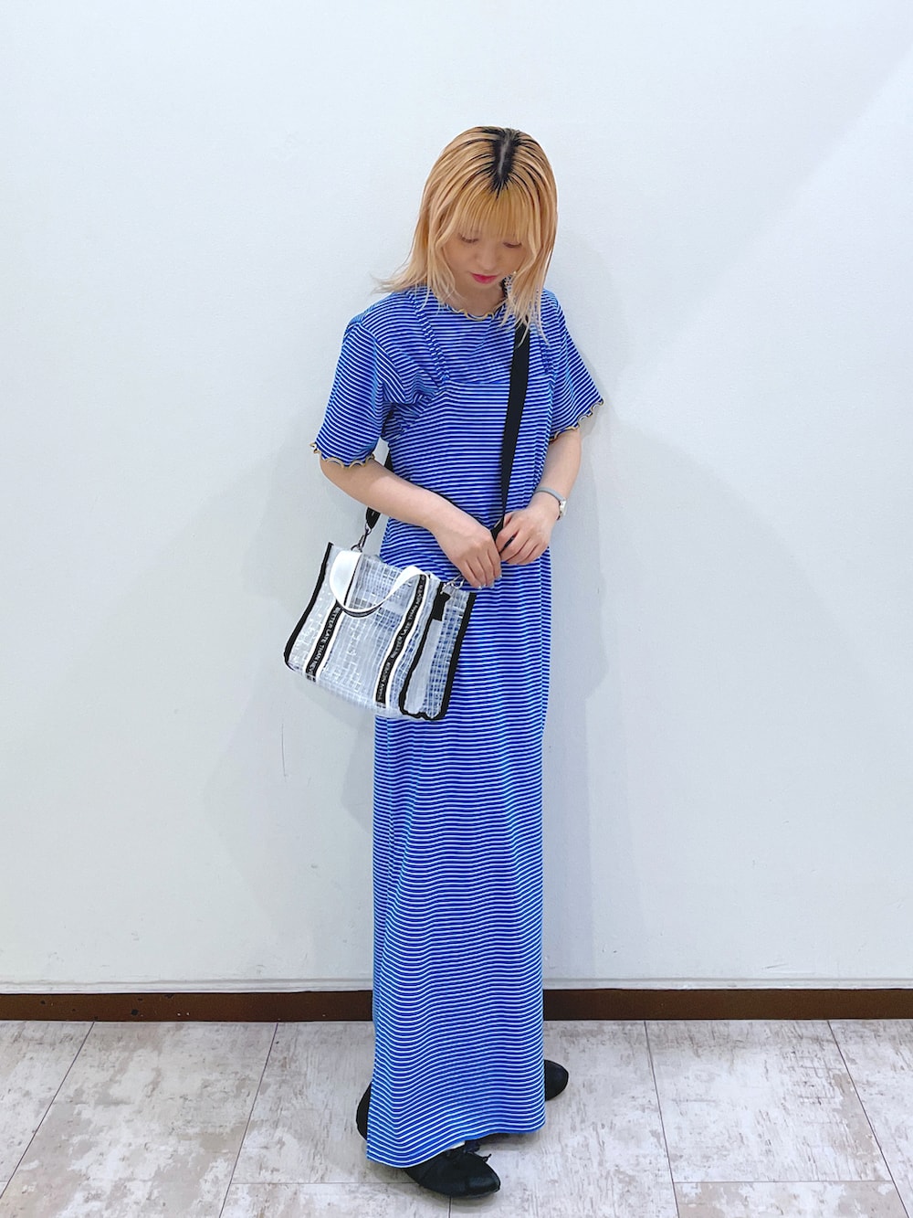 ブルー系のワンピース、ブラック系のショルダーバッグ、ブラック系のバレエシューズを着用したレディースの春コーディネートの2枚目の写真