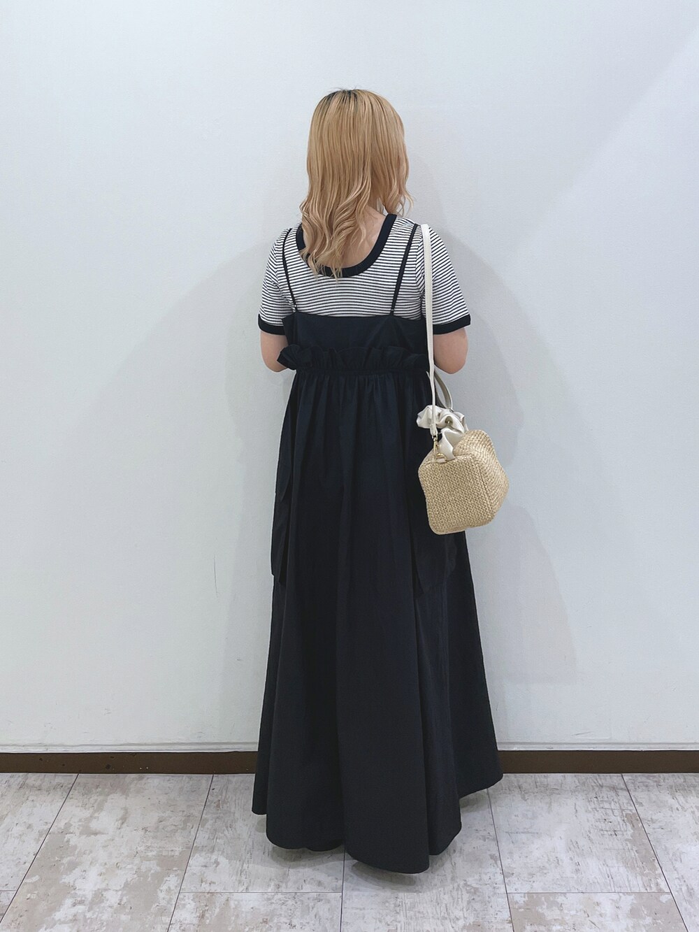 ブラック系のワンピース、ホワイト系のTシャツ/カットソー、ホワイト系のハンドバッグを着用したレディースの夏コーディネートの3枚目の写真
