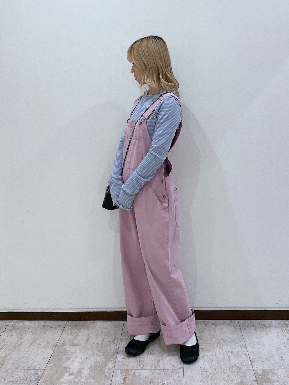 「春コーデ、休日スタイル、オトナカジュアル、春カラー、着回しコーデ、春服、ショルダーバッグ、今日のコーデ、おしゃれさんと繋がりたい、低身長、春、ピンク、サロペット、wcloset、低身長コーデ」｜「w closetのバックオープンメローボーダーTee（Tシャツ/カットソー、ブルー系）」を使った、CHIE KURAKAMIさん（レディース・148cm）の春コーディネートの2枚目の写真