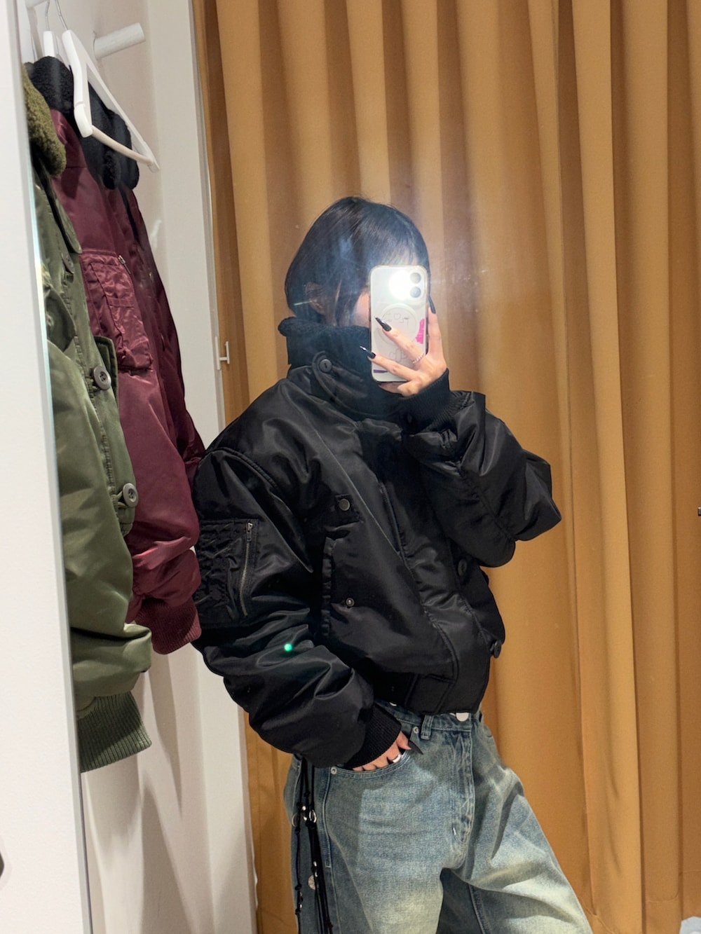 ブルー系のデニムパンツ、ブラック系のジャケット/アウター、ブラック系のスニーカーを着用したレディースの秋コーディネートの2枚目の写真