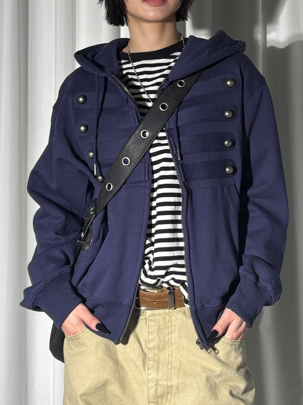 ベージュ系のその他パンツ、ブルー系のパーカー、ブラック系のショルダーバッグを着用したレディースの春コーディネートの2枚目の写真