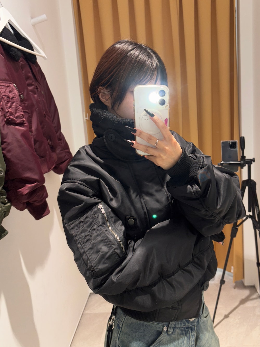 ブルー系のデニムパンツ、ブラック系のジャケット/アウター、ブラック系のスニーカーを着用したレディースの秋コーディネートの4枚目の写真