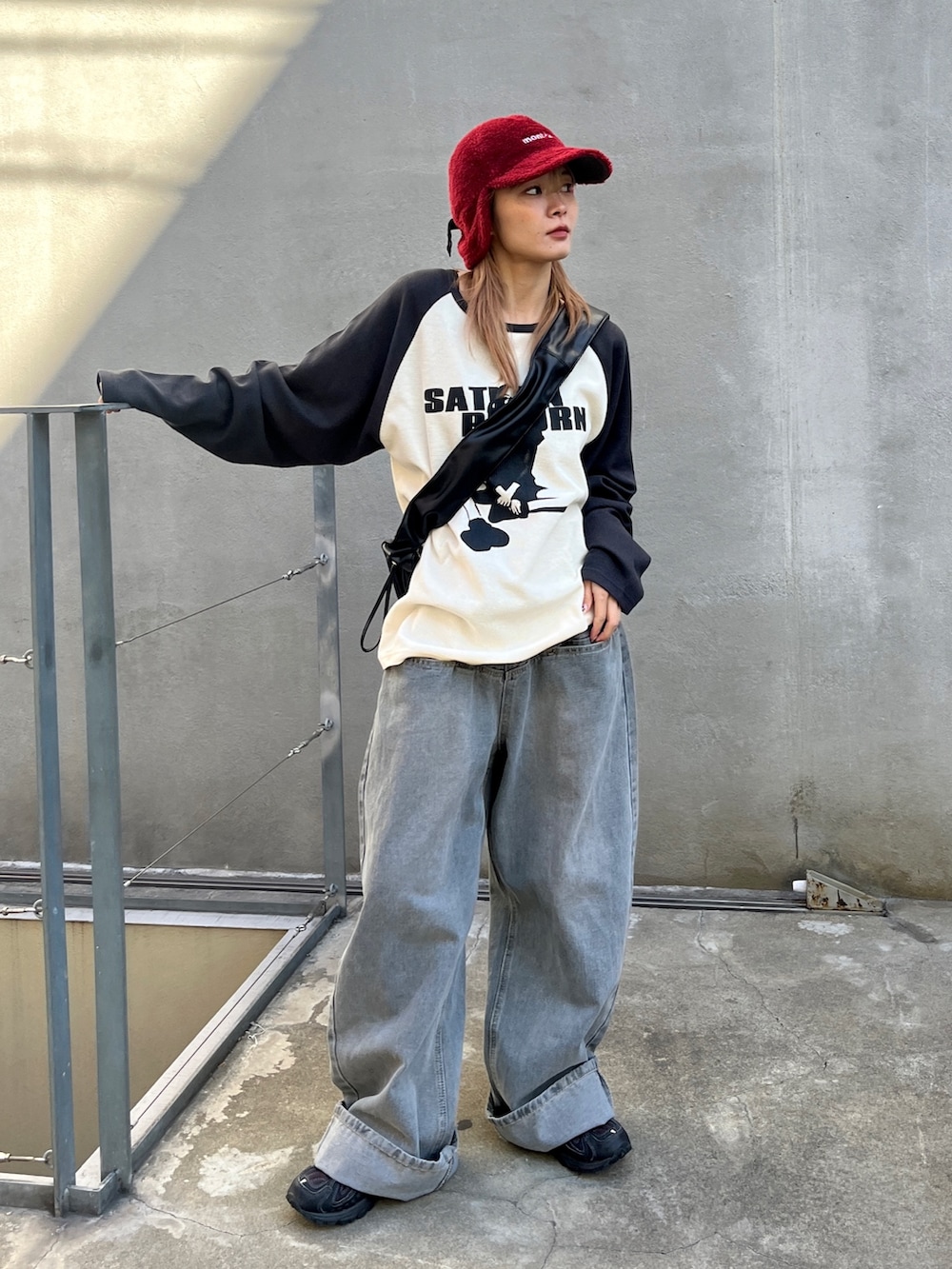 ブルー系のブルゾン、グレー系のTシャツ/カットソー、グレー系のデニムパンツを着用したレディースの冬コーディネートの3枚目の写真