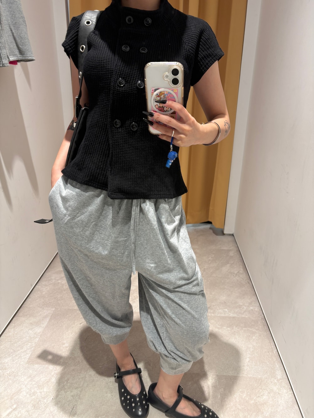 ブラック系のTシャツ/カットソーを着用したレディースの夏コーディネートの2枚目の写真