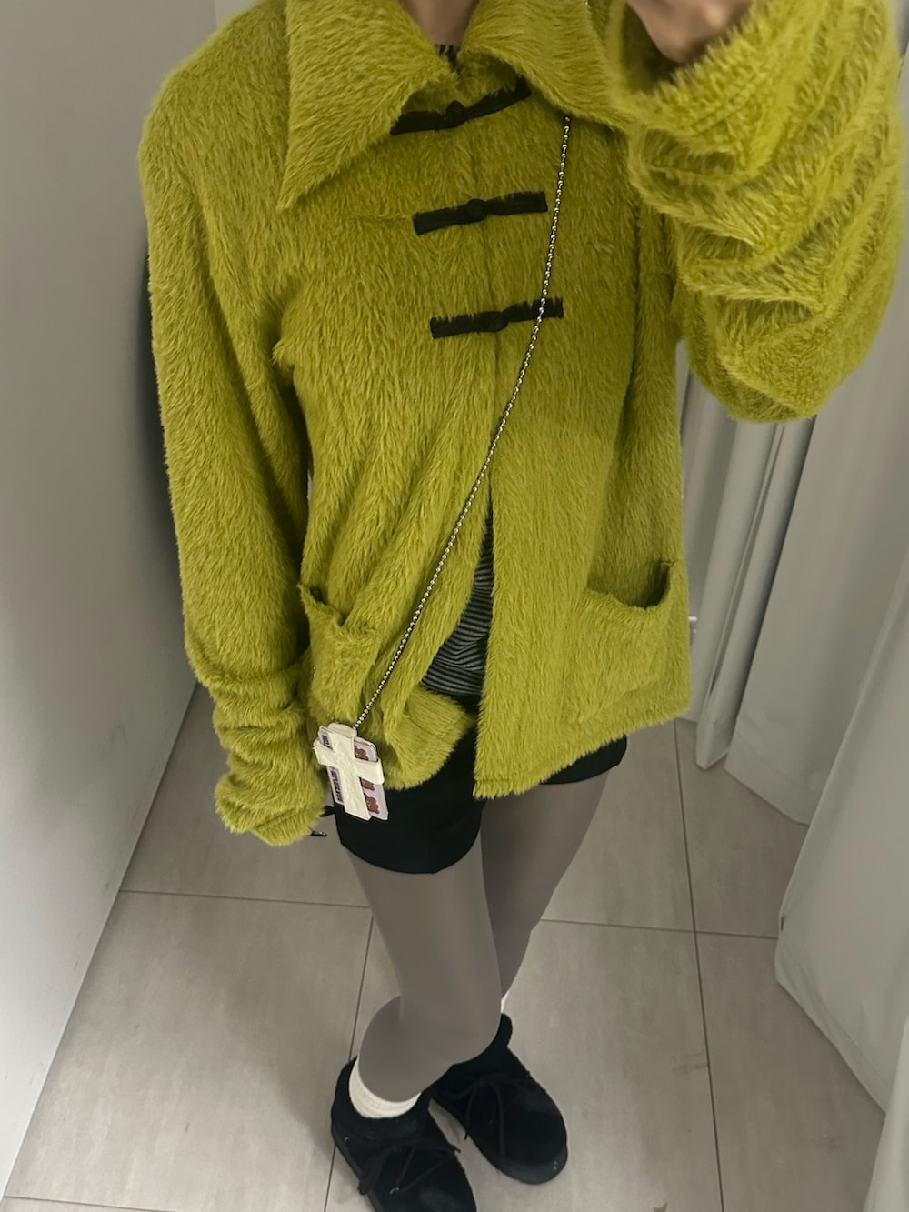 グリーン系のカーディガン/ボレロを着用したレディースの冬コーディネートの3枚目の写真