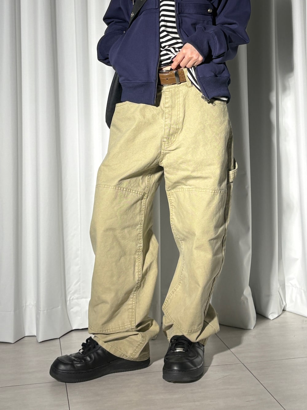 ベージュ系のその他パンツ、ブルー系のパーカー、ブラック系のショルダーバッグを着用したレディースの春コーディネートの3枚目の写真