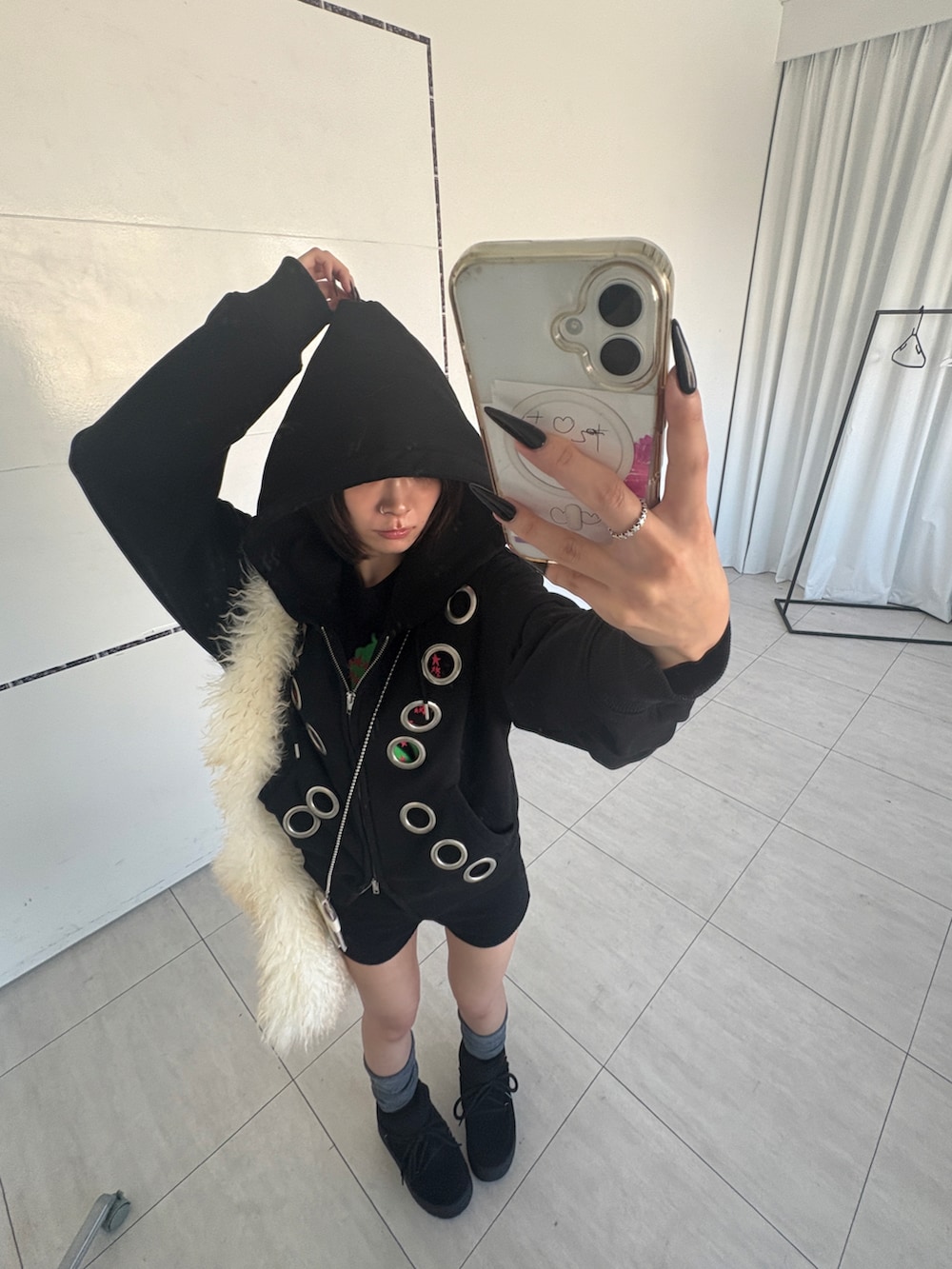 ブルー系のピーコート、ブラック系のパーカー、その他のショルダーバッグを着用したレディースの冬コーディネートの3枚目の写真