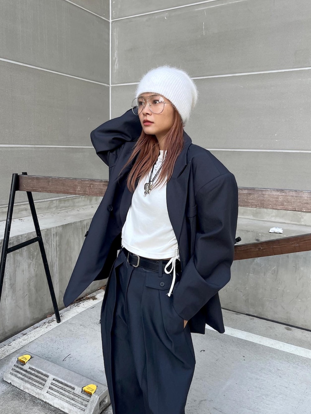 グレー系のスラックス、ブラック系のブーツを着用したレディースの秋コーディネートの2枚目の写真