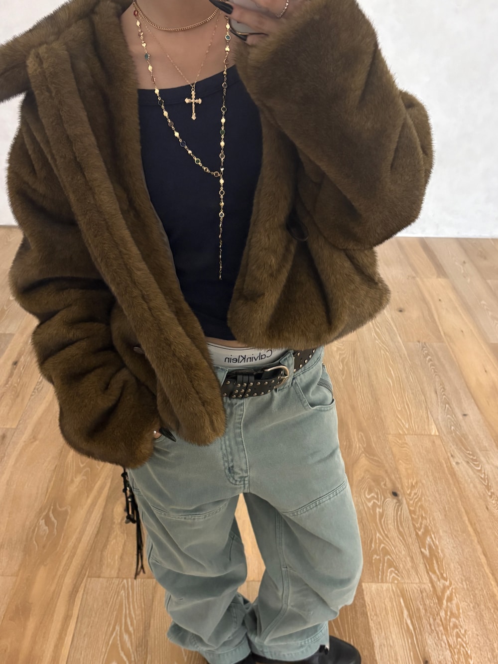 ベージュ系のブルゾンを着用したレディースの秋コーディネートの2枚目の写真