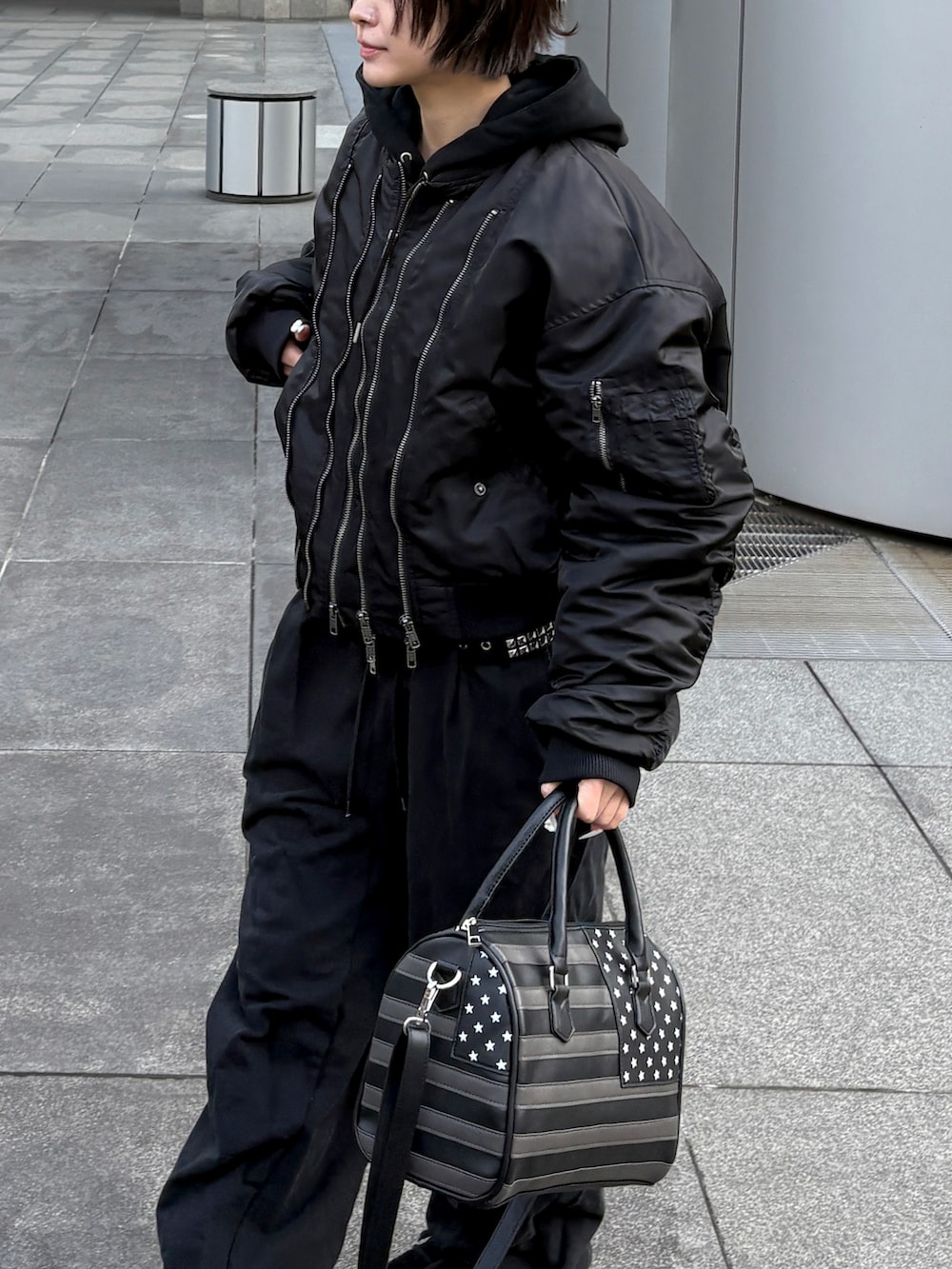 ブラック系のボストンバッグ、ブラック系のMA-1を着用したレディースの冬コーディネートの2枚目の写真