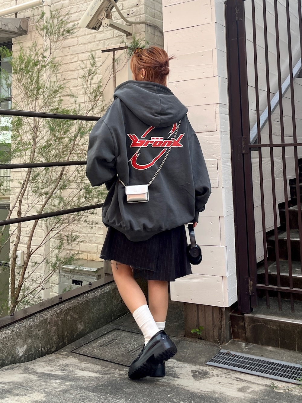 グレー系のパーカーを着用したレディースの秋コーディネートの2枚目の写真