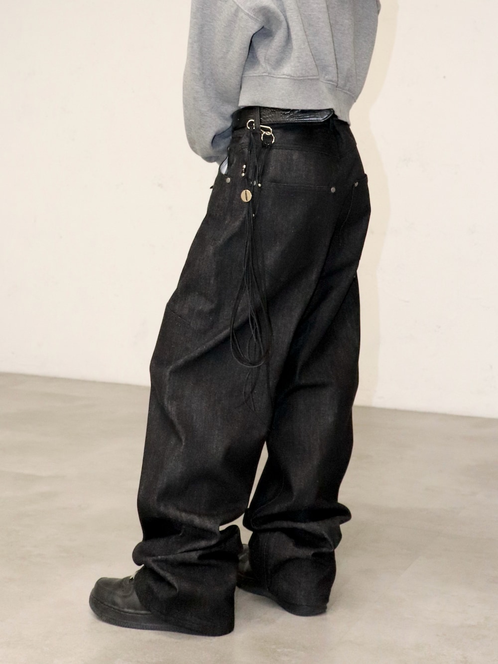 ブラック系のデニムパンツを着用したレディースの冬コーディネートの2枚目の写真