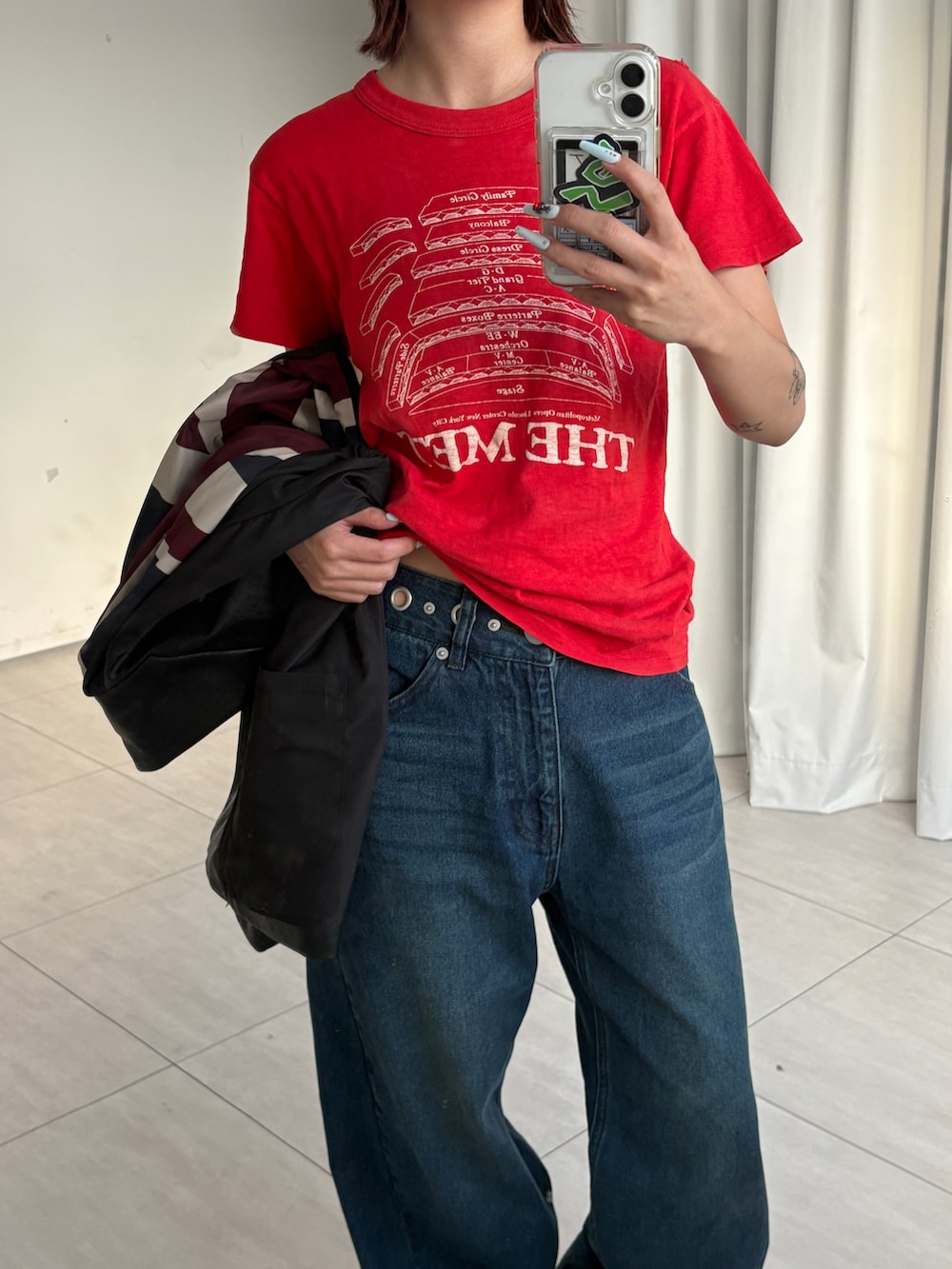 ブルー系のデニムパンツ、イエロー系のブーツ、ブラック系のテーラードジャケットを着用したレディースの夏コーディネートの3枚目の写真