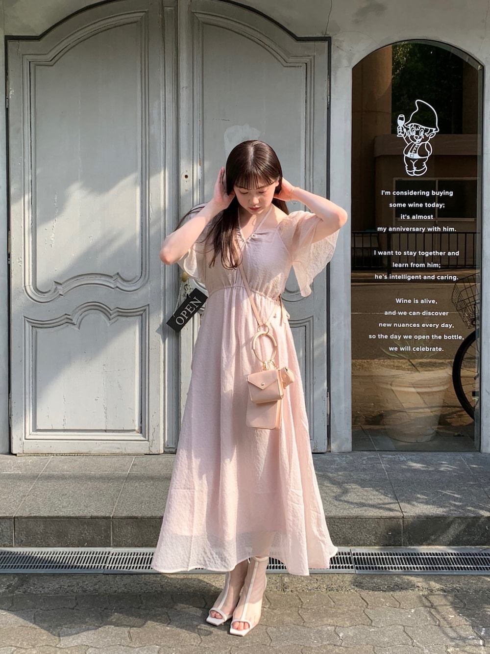 「夏コーデ、シンプルコーデ、夏、大人かわいい、休日スタイル、サンダルコーデ、ワンピーススタイル、ootd、お洒落さんとつながりたい、ピンクコーデ」｜「muguetのside slit sheer one piece（ワンピース、ピンク系）」を使った、shira_yumeさん（レディース・163cm）の夏コーディネートの2枚目の写真