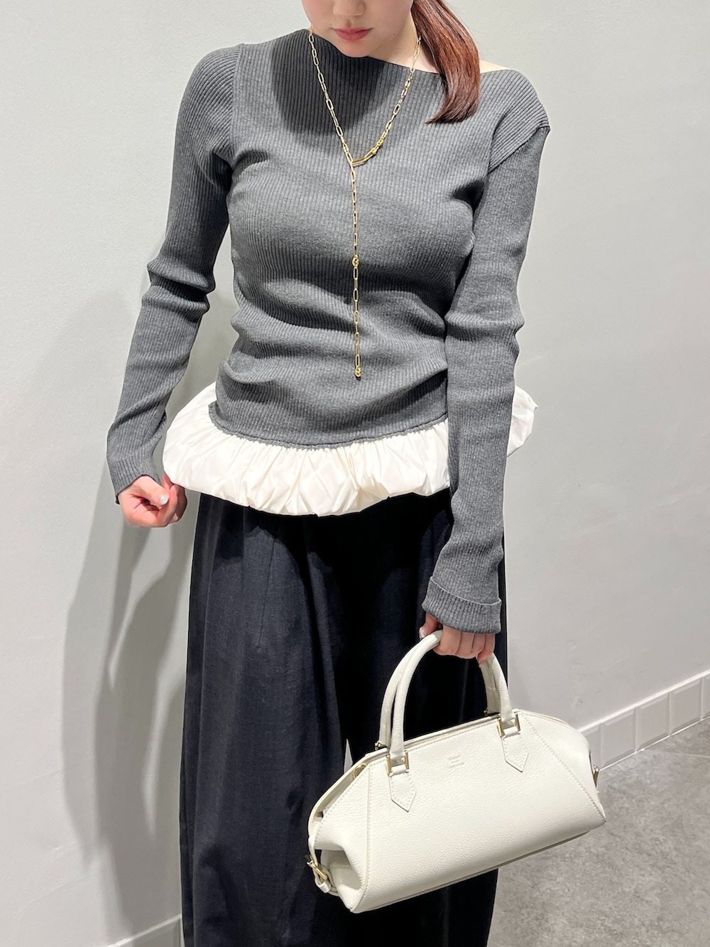 グレー系のその他パンツ、グレー系のニット/セーター、ホワイト系のボストンバッグを着用したレディースの秋コーディネートの4枚目の写真