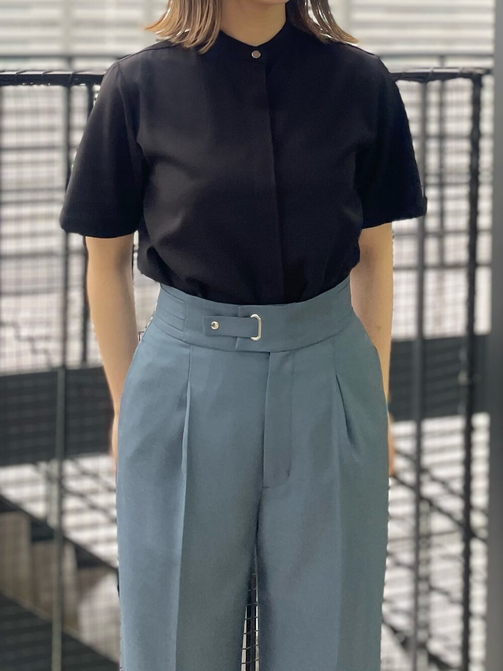 「リネンライク、リネンライクパンツ、オフィスカジュアル、コンサバ、スタイルアップ、骨格ウェーブ、夏コーデ、シンプルコーデ、ユナイテッドトウキョウ、UNITED TOKYO、WEB限定、WEB LIMITED ITEM、WEB限定アイテム、洗濯可能、マシンウォッシャブル」｜「UNITED TOKYOのライトリネンライクストレートパンツ（スラックス、グリーン系）」を使った、aisaさん（レディース・164cm）の春コーディネートの4枚目の写真