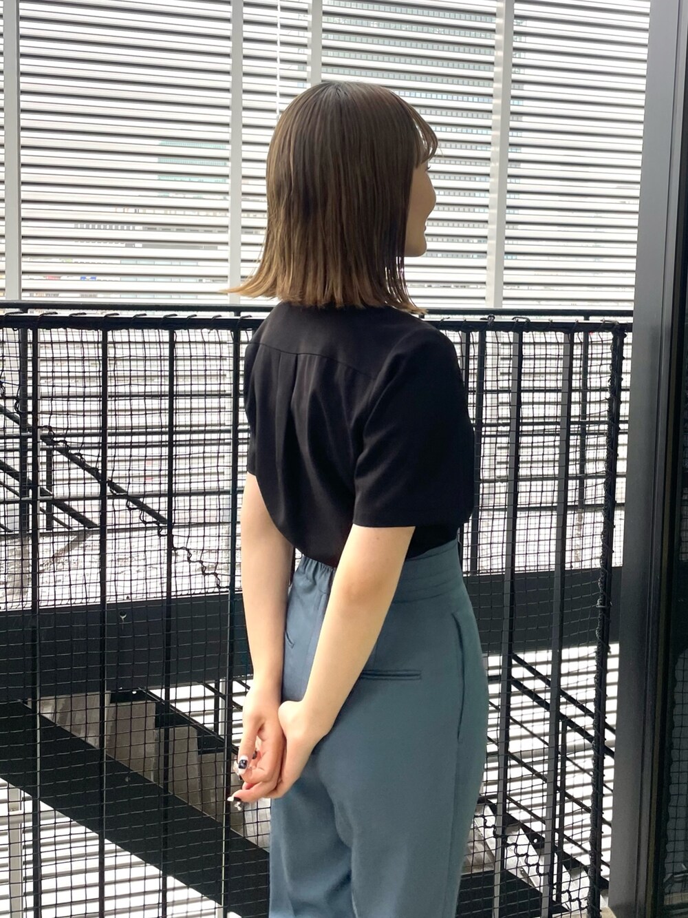 「リネンライク、リネンライクパンツ、オフィスカジュアル、コンサバ、スタイルアップ、骨格ウェーブ、夏コーデ、シンプルコーデ、ユナイテッドトウキョウ、UNITED TOKYO、WEB限定、WEB LIMITED ITEM、WEB限定アイテム、洗濯可能、マシンウォッシャブル」｜「UNITED TOKYOのライトリネンライクストレートパンツ（スラックス、グリーン系）」を使った、aisaさん（レディース・164cm）の春コーディネートの5枚目の写真