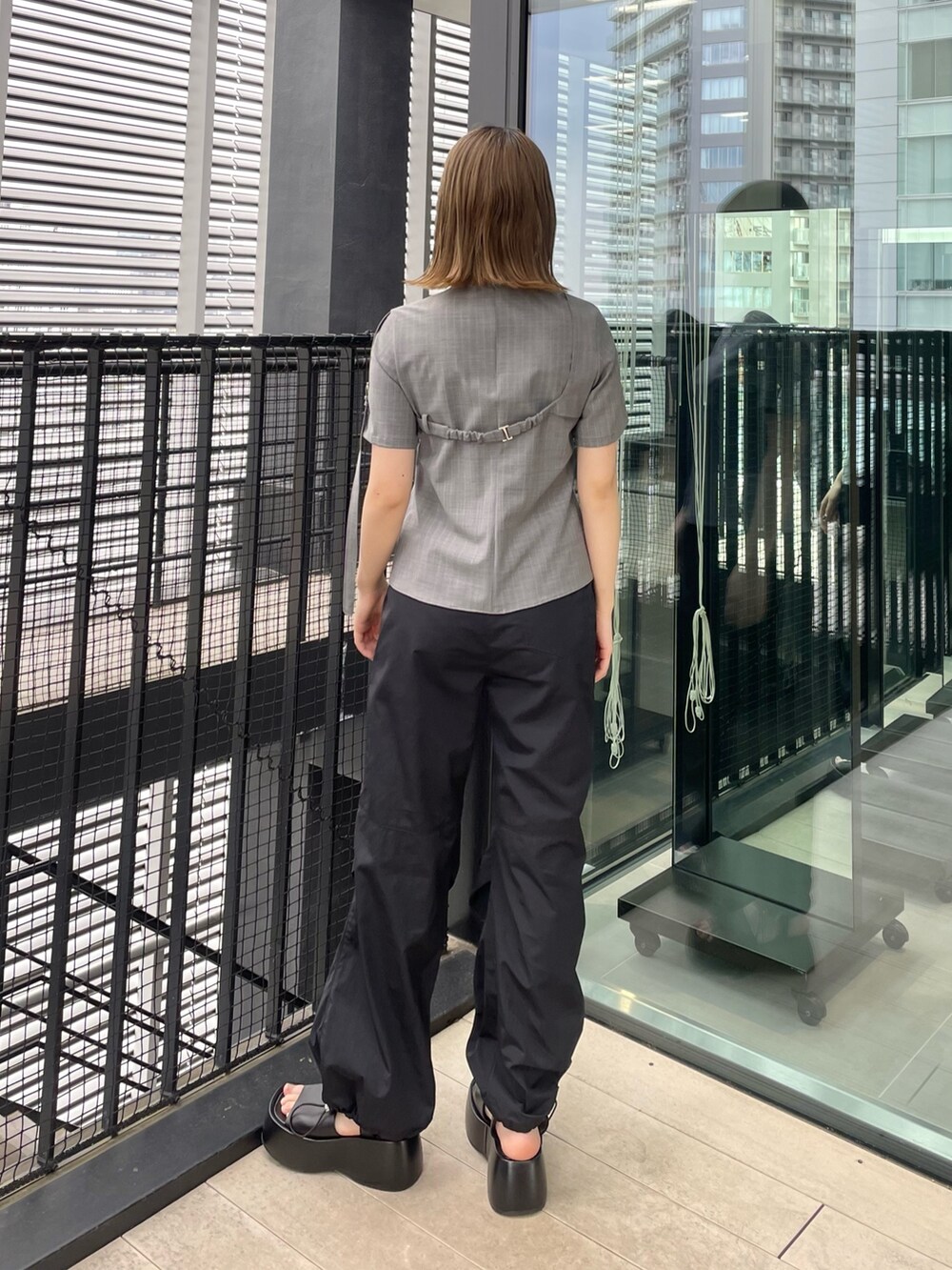 ブラック系のその他パンツ、その他のシャツ/ブラウス、ブラック系のサンダルを着用したレディースの春コーディネートの3枚目の写真