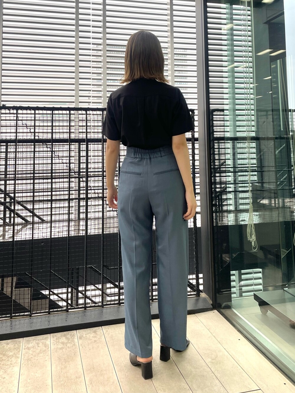 「リネンライク、リネンライクパンツ、オフィスカジュアル、コンサバ、スタイルアップ、骨格ウェーブ、夏コーデ、シンプルコーデ、ユナイテッドトウキョウ、UNITED TOKYO、WEB限定、WEB LIMITED ITEM、WEB限定アイテム、洗濯可能、マシンウォッシャブル」｜「UNITED TOKYOのライトリネンライクストレートパンツ（スラックス、グリーン系）」を使った、aisaさん（レディース・164cm）の春コーディネートの3枚目の写真