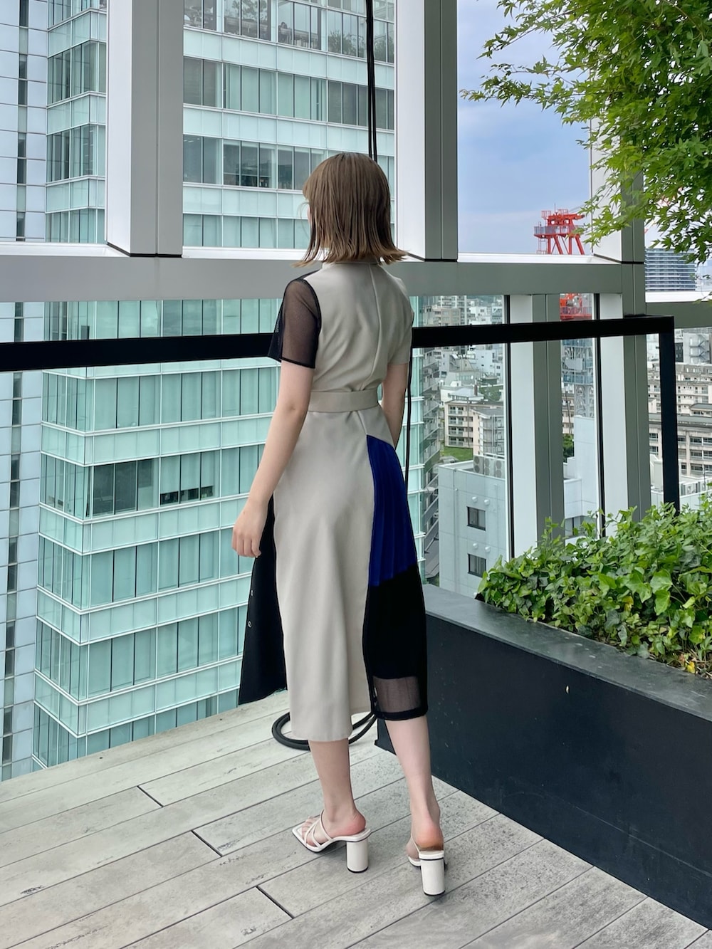 ベージュ系のワンピースを着用したレディースの春コーディネートの3枚目の写真