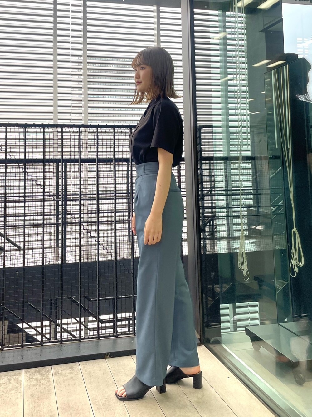 「リネンライク、リネンライクパンツ、オフィスカジュアル、コンサバ、スタイルアップ、骨格ウェーブ、夏コーデ、シンプルコーデ、ユナイテッドトウキョウ、UNITED TOKYO、WEB限定、WEB LIMITED ITEM、WEB限定アイテム、洗濯可能、マシンウォッシャブル」｜「UNITED TOKYOのライトリネンライクストレートパンツ（スラックス、グリーン系）」を使った、aisaさん（レディース・164cm）の春コーディネートの2枚目の写真