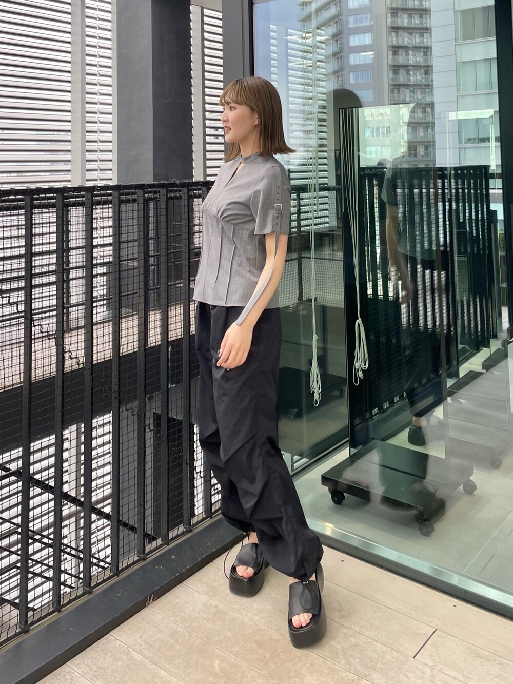 ブラック系のその他パンツ、その他のシャツ/ブラウス、ブラック系のサンダルを着用したレディースの春コーディネートの2枚目の写真