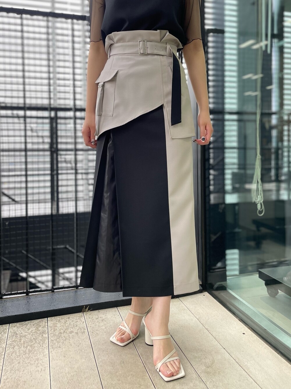 ホワイト系のスカート、ブラック系のシャツ/ブラウスを着用したレディースの春コーディネートの5枚目の写真