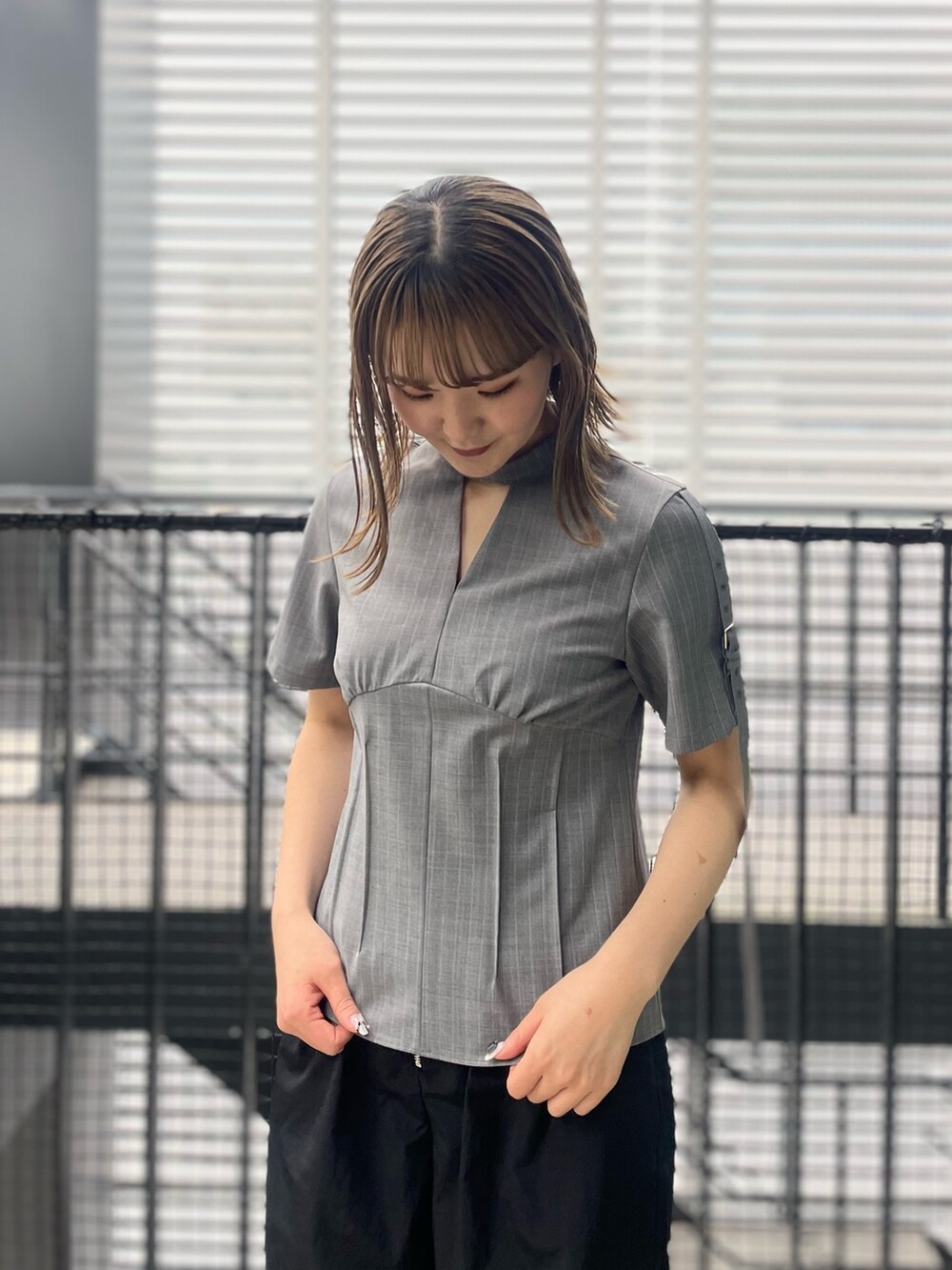 ブラック系のその他パンツ、その他のシャツ/ブラウス、ブラック系のサンダルを着用したレディースの春コーディネートの4枚目の写真