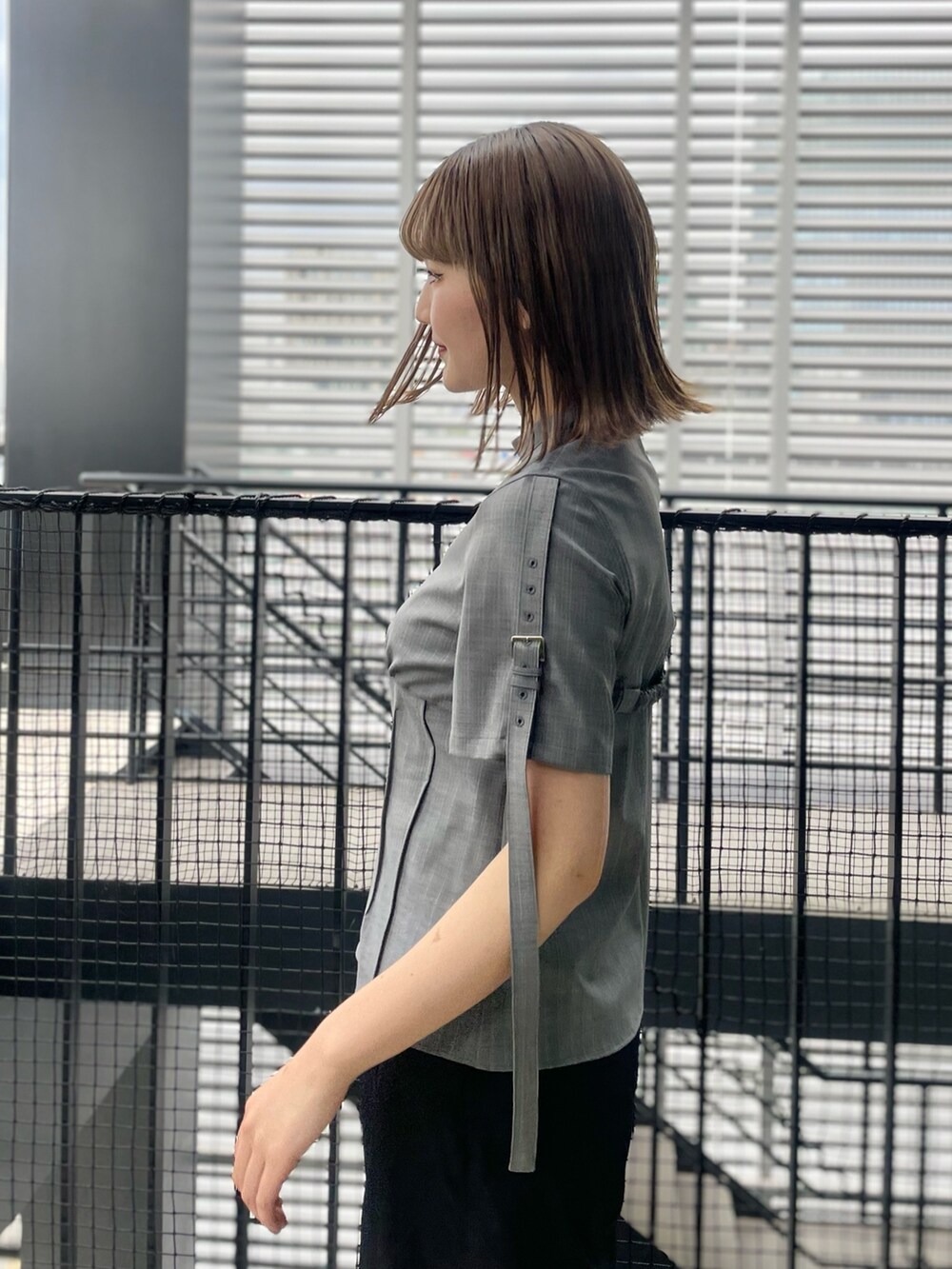 ブラック系のその他パンツ、その他のシャツ/ブラウス、ブラック系のサンダルを着用したレディースの春コーディネートの5枚目の写真