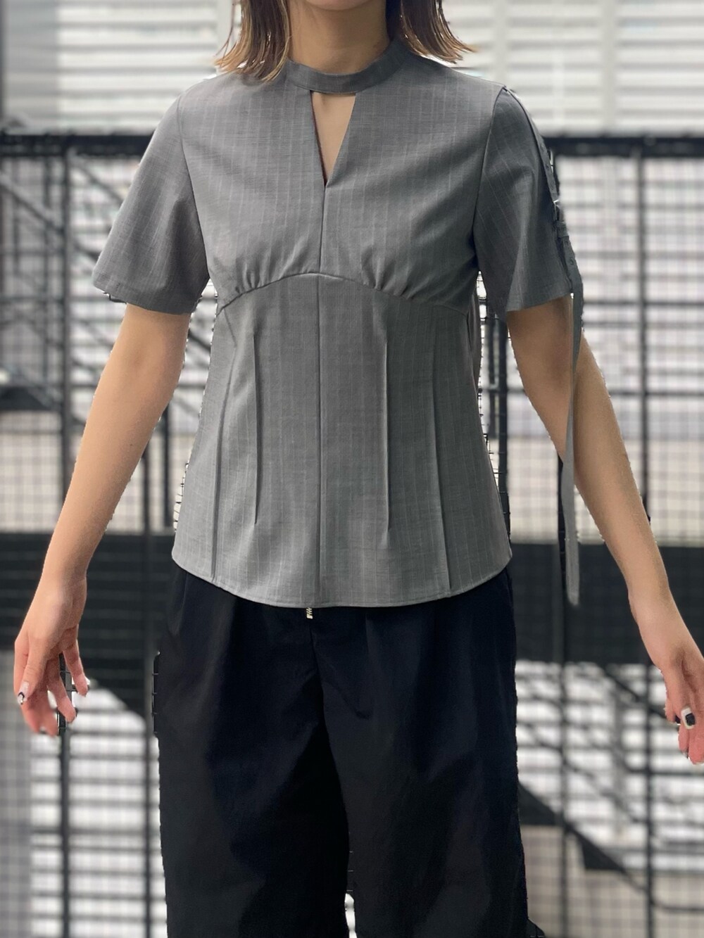 ブラック系のその他パンツ、その他のシャツ/ブラウス、ブラック系のサンダルを着用したレディースの春コーディネートの6枚目の写真